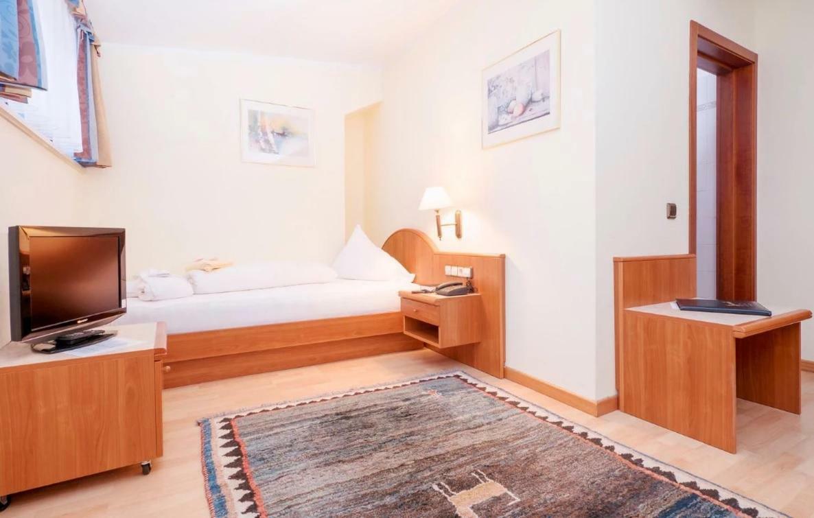Single Room,845702687:JPEG